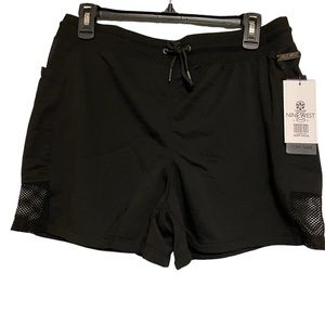 New Nine West Women’s size L gym shorts with pockets 🤩